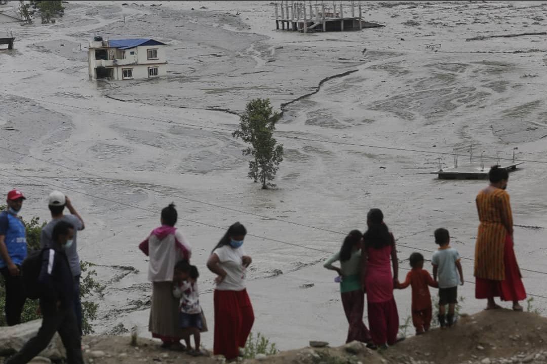 मनसुनी वर्षाले अस्तव्यस्त पारेको जीवन